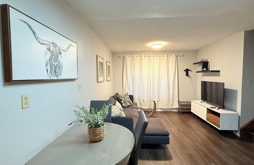 St. Catharines House | Cozy private room near Brock and 4th Ave