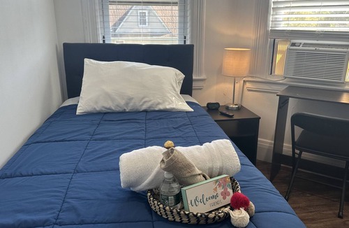 Englewood House | Cozy Private Room "A "WIFI