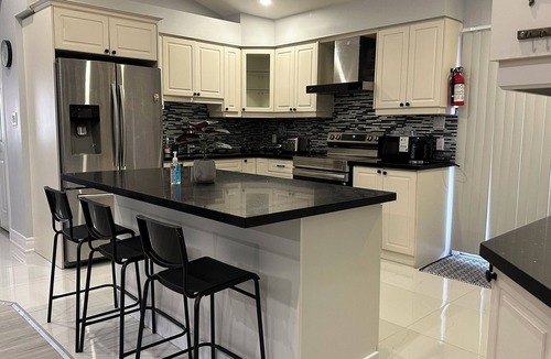 Oshawa House | Cozy Private Room with Two Comfy Beds & Modern Touches-Near Durham College& UOIT