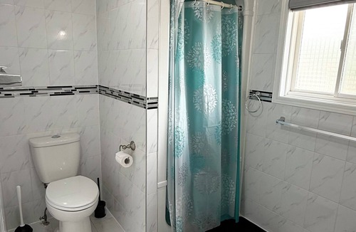Oshawa House | Cozy Private Room with Two Comfy Beds & Modern Touches-Near Durham College& UOIT