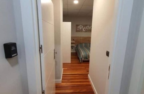 Uribarri Hotel | Cozy Private Room with Garage, Steps from the Guggenheim