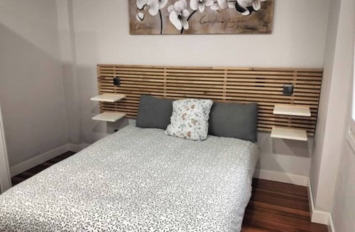Uribarri Hotel | Cozy Private Room with Garage, Steps from the Guggenheim