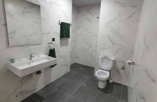 Uribarri Hotel | Cozy Private Room with Garage, Steps from the Guggenheim
