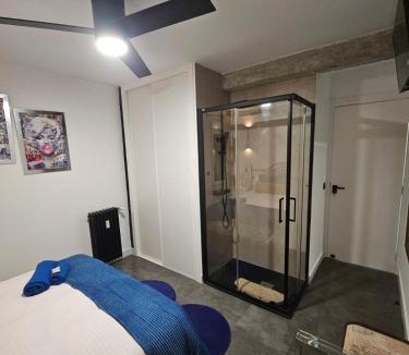 Canillas House | Cozy private room with shower #1