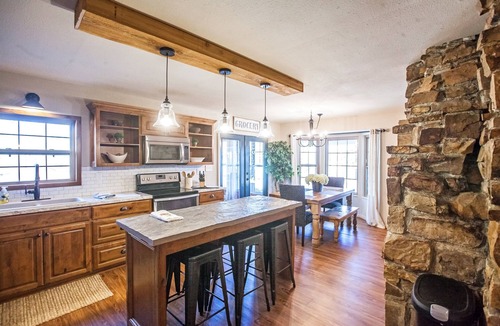 Smithville Other | Cozy & Private Smithville Retreat + Sunroom & Hot Tub