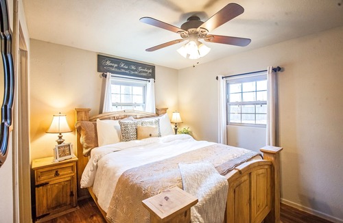 Smithville Other | Cozy & Private Smithville Retreat + Sunroom & Hot Tub