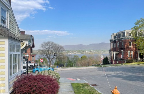 Newburgh Apartment | Cozy Private Studio in Newburgh' s Historic District