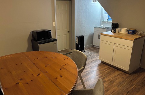 West Mifflin House | Cozy Private Studio w/Kitchenette