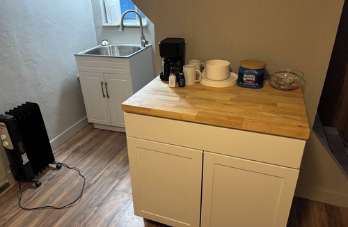 West Mifflin House | Cozy Private Studio w/Kitchenette