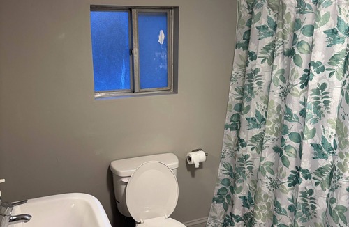 West Mifflin House | Cozy Private Studio w/Kitchenette