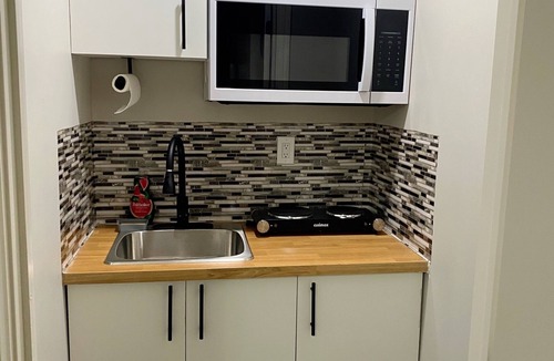 Halifax House | Cozy, Private Suite in Bedford — Bed, Laundry,kitchenette and Self Check in