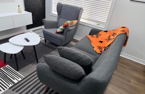 Brampton Apartment | Cozy Private Two-Level Suite In Brampton With Separate Entrance And Living Area on Main Floor