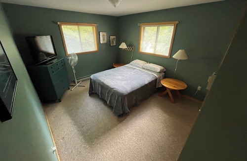 Gravenhurst Ski Chalet | Cozy Private Waterfront Cottage