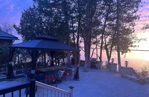 Brock Cottage | Cozy Private Waterfront Cottage at Lake Simcoe