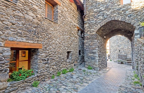 Boi Apartment | Cozy Pyrenees Getaway