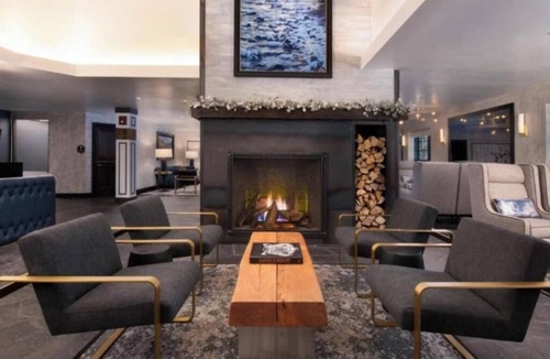 Vail Hotel | Cozy QQ room at Gravity Haus in the heart of Vail Village - walk to ski lifts!