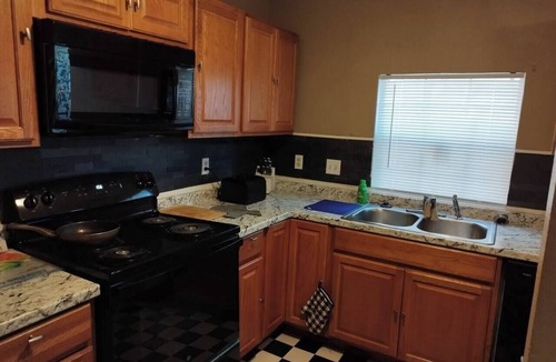 Fort Worth House | Cozy & Quant: Spacious 3-bedroom townhome in delightful Fort Worth, with AC