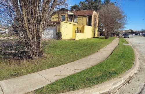 Fort Worth House | Cozy & Quant: Spacious 3-bedroom townhome in delightful Fort Worth, with AC