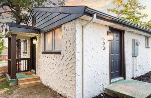 Fuquay-Varina House | Cozy Quay Private Pet-Friendly 2 BR Duplex WiFi King Bed