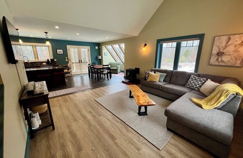 Quechee House | Cozy Quechee Getaway. Close to everything!
