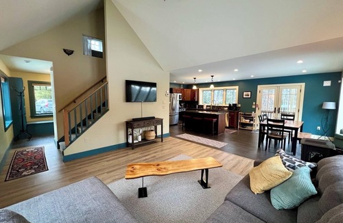 Quechee House | Cozy Quechee Getaway. Close to everything!