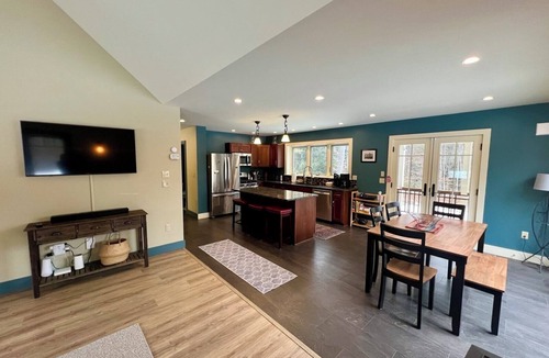 Quechee House | Cozy Quechee Getaway. Close to everything!