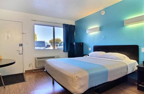 Carlsbad Hotel | Cozy Queen Bed ADA Room|Pool|Snacks