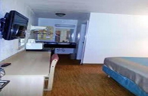 Carlsbad Hotel | Cozy Queen Bed ADA Room|Pool|Snacks