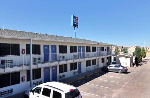 Carlsbad Hotel | Cozy Queen Bed ADA Room|Pool|Snacks