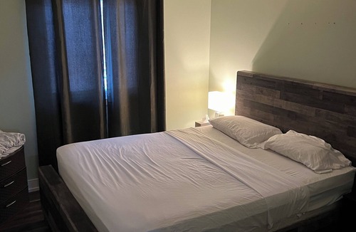 Brampton House | Cozy Queen Room