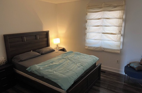 Brampton House | Cozy Queen Room
