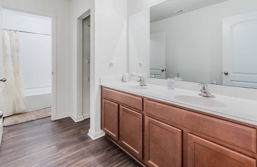 Dallas House | Cozy Queen Room with Full Kitchen, Washer&Dryer & Unlimited free Parking