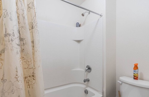 Dallas House | Cozy Queen Room with Full Kitchen, Washer&Dryer & Unlimited free Parking