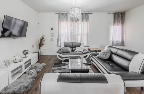 Dallas House | Cozy Queen Room with Full Kitchen, Washer&Dryer & Unlimited free Parking