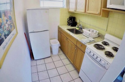 Pompano Beach Hotel | Cozy Queen Studio with Kitchen and Scenic Beach Views
