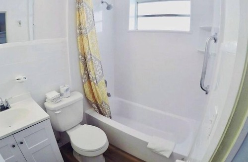 Pompano Beach Hotel | Cozy Queen Studio with Kitchen and Scenic Beach Views
