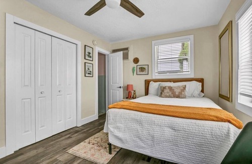 Safety Harbor Hotel | Cozy Queen Studio Walk to Dining & Shops
