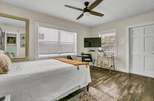 Safety Harbor Hotel | Cozy Queen Studio Walk to Dining & Shops