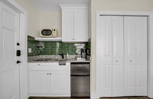 Safety Harbor Hotel | Cozy Queen Studio Walk to Dining & Shops
