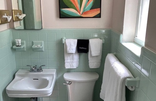 Safety Harbor Hotel | Cozy Queen Studio Walk to Dining & Shops