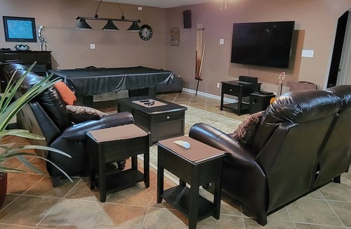 Appomattox House | Cozy & quiet 1 Bedroom apartment with pool table and big screen TV.