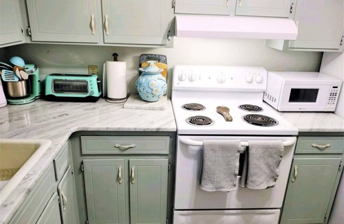 Old Town House | COZY- Quiet Cottage Pets Kitchen