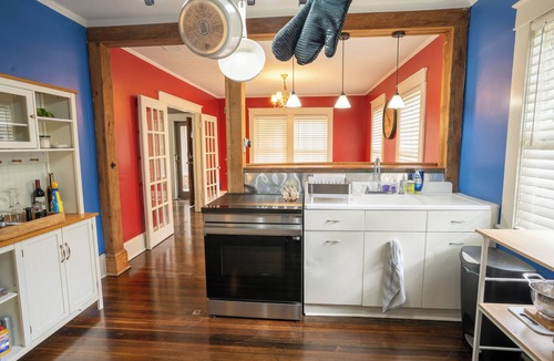 Greensboro House | Cozy, quiet Fisher Park Bungalow close to downtown & Cone Hospital Main Campus.