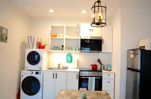 Copperfield House | Cozy & quiet Guest Suite w/private entrance | patio | Kitchen