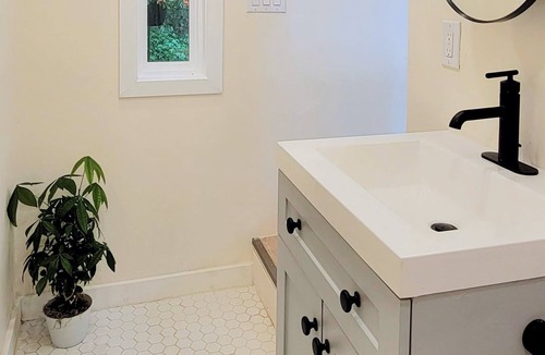 Griffin House | Cozy Quiet Guesthouse with Pool & Firepit