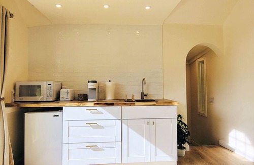 Griffin House | Cozy Quiet Guesthouse with Pool & Firepit