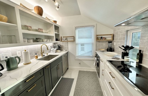 Washington Ave./ Memorial Park House | Cozy Quiet Home! PET FRIENDLY! Fall 2025 Special!