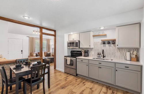 Springfield House | Cozy&Quiet Modern Retreat Near Hwy 65 & Cherry St