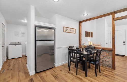 Springfield House | Cozy&Quiet Modern Retreat Near Hwy 65 & Cherry St