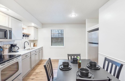 Springfield House | Cozy&Quiet Modern Retreat Near Hwy 65 & Cherry St